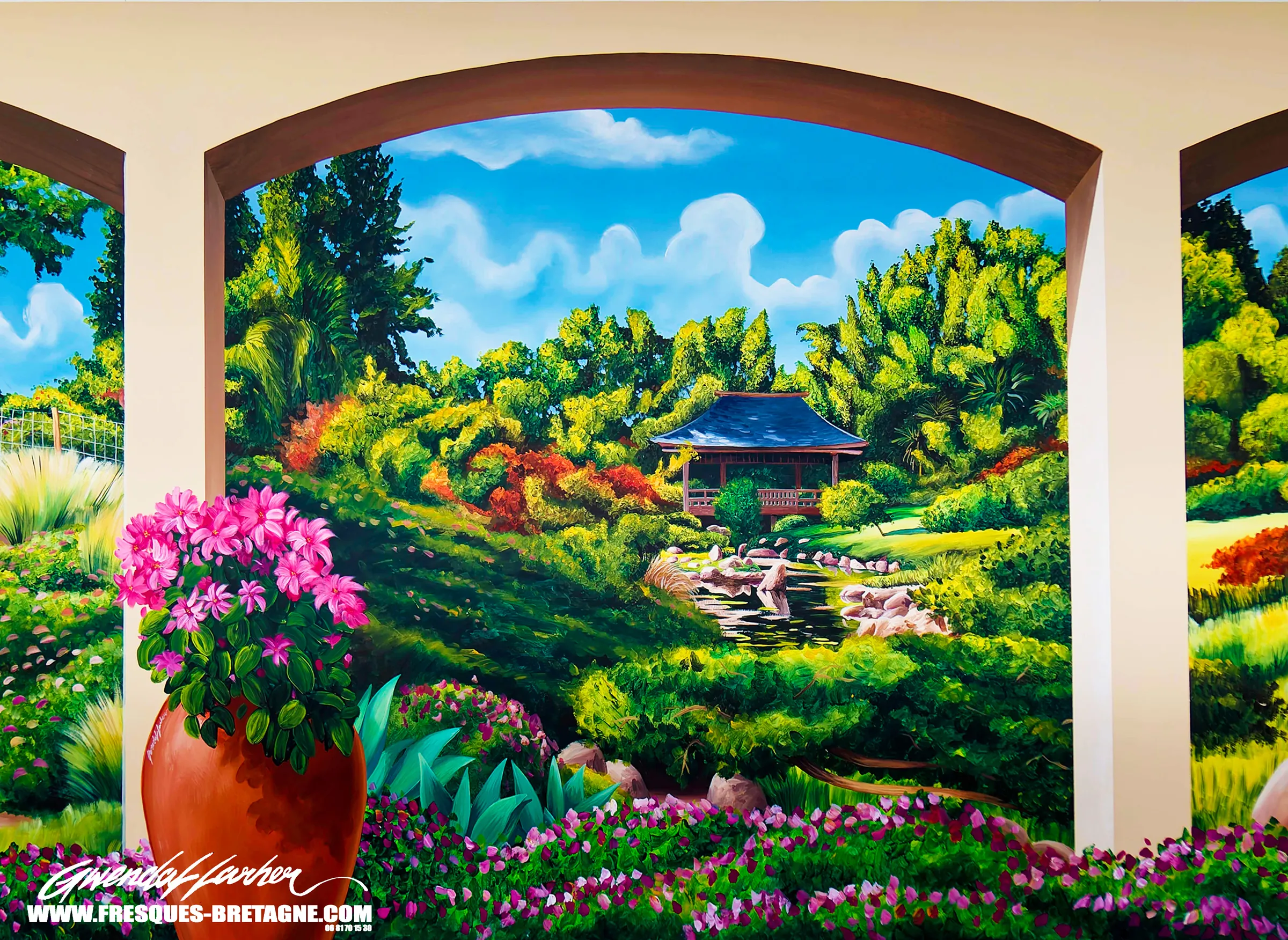 Détail du trompe-l'œil sur le mur de piscine d'un particulier à Perros-Guirec : arches, fleurs et profondeur, peinture résistante à l'humidité